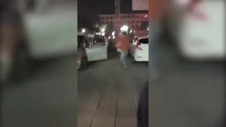 Xuất hiện clip hot girl Bella bế con giữa trời mưa cãi nhau với taxi vì quỵt tiền