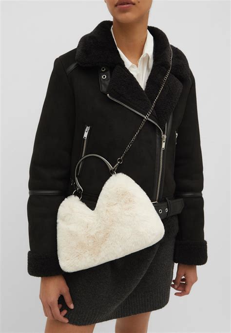 Zbog ove popularne Polène teddy torbe provjerili smo koji brendovi nude slične krznene modele