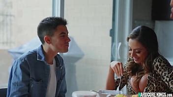 Dos Milfs Compartiendo Una Gran Polla Joven Xvideos