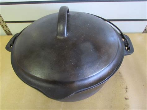 Lot Detail Excellent Vintage Cast Iron Dutch Oven With Basting Lid