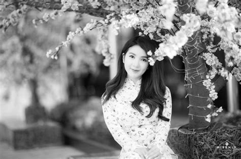 Hot Girl Linh Napie Charming With Lotus Flowers Asian Girl