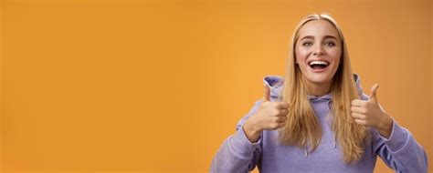 Unterstützende süße blonde Freundin jubelt wie interessantes Konzept coole Idee Daumen hoch