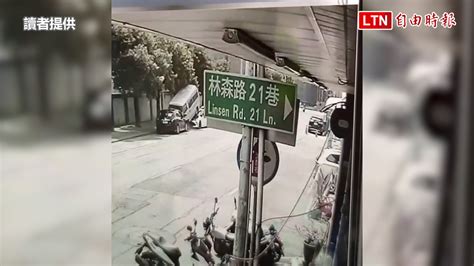 高雄女心臟不適「精準」撞進停車格！推擠廂型車爬上轎車讀者提供