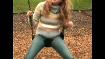 Chica orinando en sus jeans en público XVIDEOS