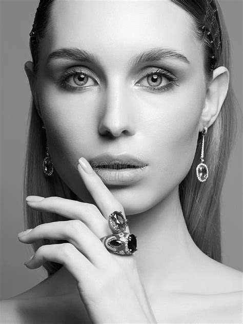 Belle Fille Avec Des Bijoux Jeune Femme Blonde Photo Stock Image Du Mode Mignon