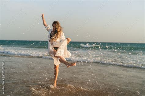 Mujer Joven Sonriente Feliz En Bikini En La Playa Imagen De Archivo My XXX Hot Girl