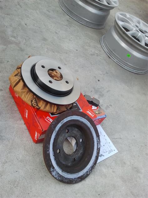 Новые задние тормозные диски TRW и колодки LPR — Ford Focus Wagon I, 1 ...