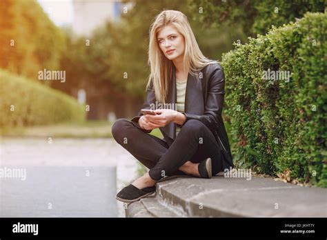 Jolie fille blonde au téléphone Banque de photographies et dimages à haute résolution Page 2