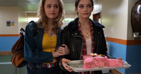 Xem phim Sex Education xong tôi sốc khi nghe chị đồng nghiệp kể chuyện