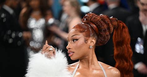 Tellement hot quel corps super sexy en bikini cette chanteuse iconique défile sur le