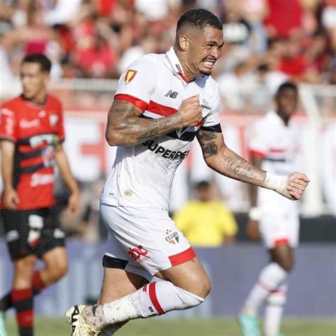 SPFC ganha no sufoco de time rebaixado e escapa de vexame histórico