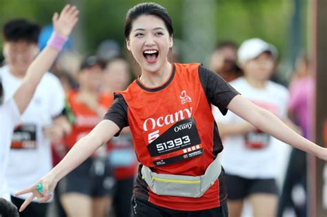 Hot girl Vy Phan nhảy bốc lửa dàn mỹ nhân gây sốt giải chạy ở TP Hồ Chí Minh