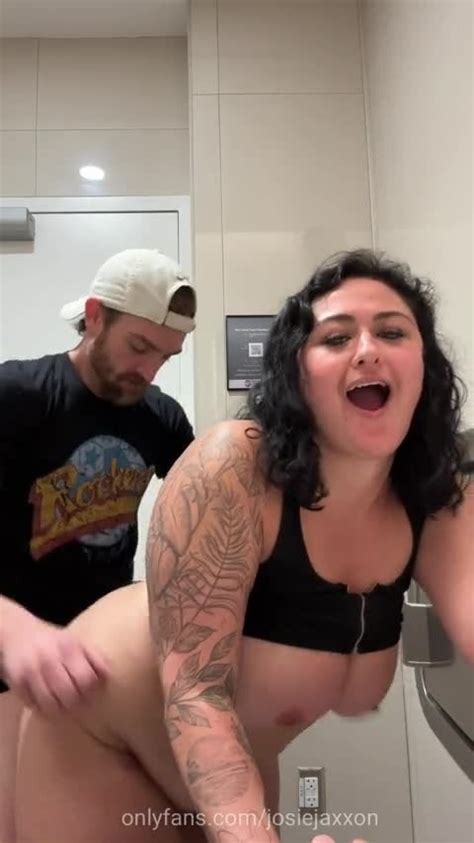 Josie Jaxxon Gets A Hot Creampie At The Airport After Getting Her Real Public Airport Bath