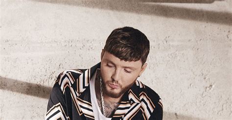 James Arthur dévoile le clip de son nouveau single Naked