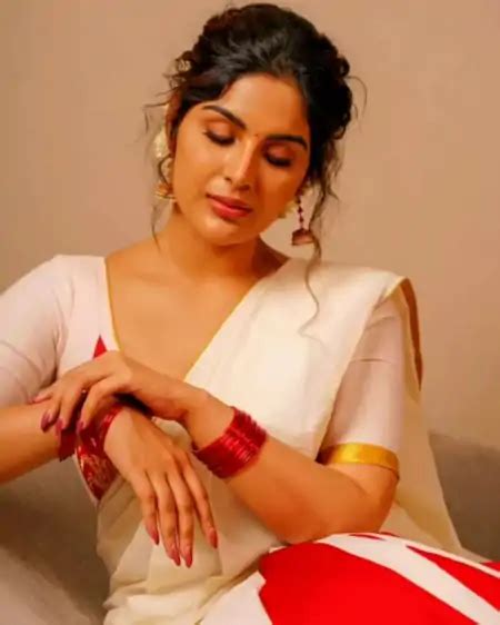Samyuktha Menon Latest Hot And Beautiful Saree Pics