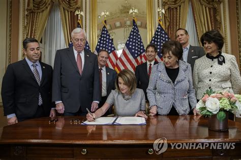 임시 예산안 서명하는 美 하원의장셧다운 사태 일단 해소 연합뉴스