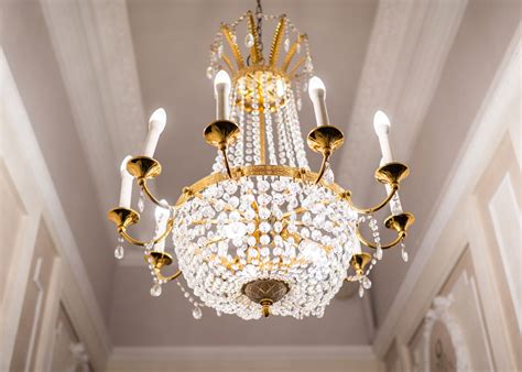ultimate guide  selecting  installing chandeliers arrow
