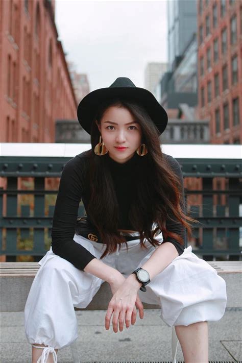 Thủy Top gây náo loạn MXH với hình bikini khoe chân ngực 2sao