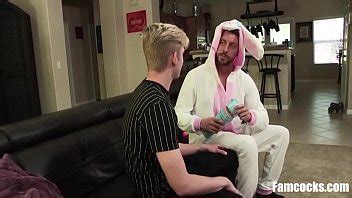 Padrastro Se Disfraza De Conejito De Pascua Para Poner Un Huevo En El Culo XVIDEOS