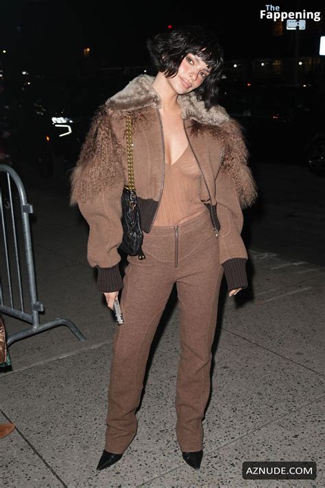 Emily Ratajkowski Sexy Flashes Her Hot Tits While Attending To Marc Jacobs Fashion Show In New