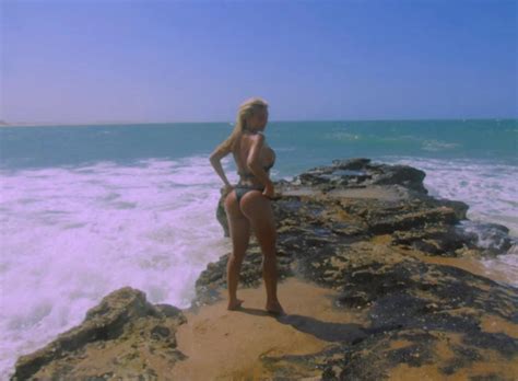 Un Fuego La Foto De Sol P Rez En Bikini En La Playa Infobae