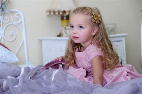 Petite Fille Blonde En Robe Rose Avec Des Boucles Et Une Belle Coiffure Image Stock Image Du