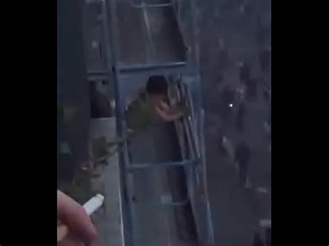 Mujer follando en el balcón del edificio mientras los franceses se manifiestan XVIDEOS