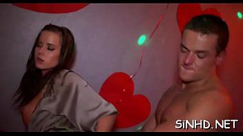 Les Chaudasses Perverses Donnent Des Plaisirs Explicites Pendant La F Te Xvideos