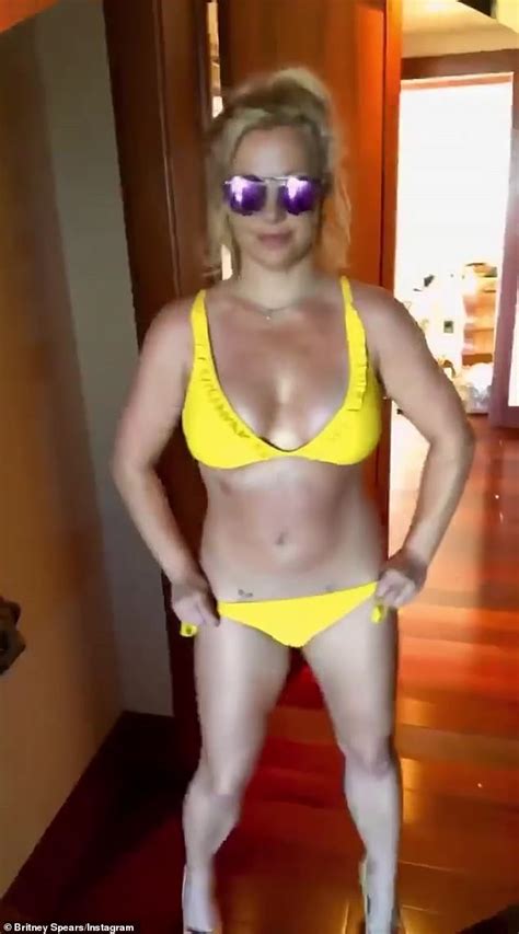 Britney Spears Shows Off Bikini Body In A New Video On Her Hawaiian Getaway Daily Mail Online