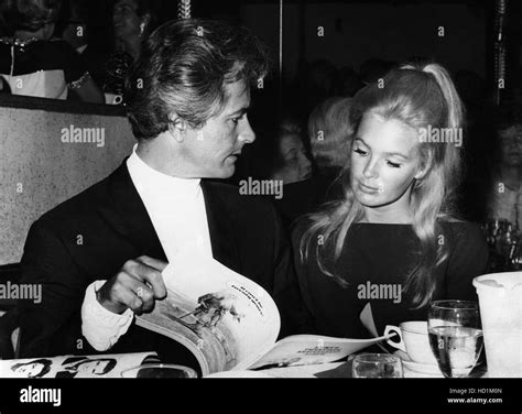 John Derek, left, and his third wife, Linda Evans, 1968 Stock Photo - Alamy