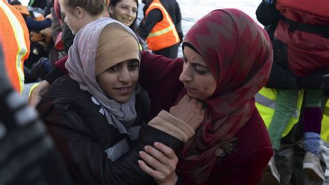 Gewalt gegen weibliche Flüchtlinge Schmuggler bieten Überfahrten gegen Sex n tv de