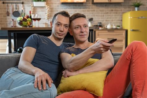 Casal Gay Masculino Sentado No Sof Assistindo Tv Foto Premium