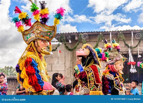 Bailarines Populares Tradicionales En La Calle Guatemala Imagen De