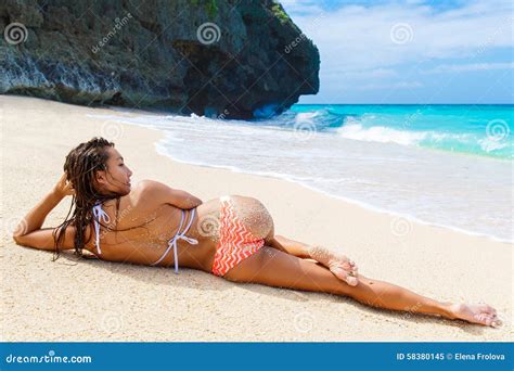 Schönes Junges Mädchen Im Bikini Auf Einem Tropischen Strand Blaues