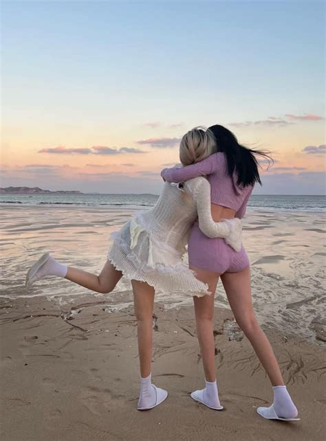 Nóng rực bộ ảnh diện bikini kéo nhau ra biển của các nàng