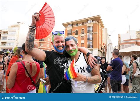 Gente Asistiendo Al Festival Del Orgullo Gay En Santa Pola Town Espa A Foto De Archivo Editorial