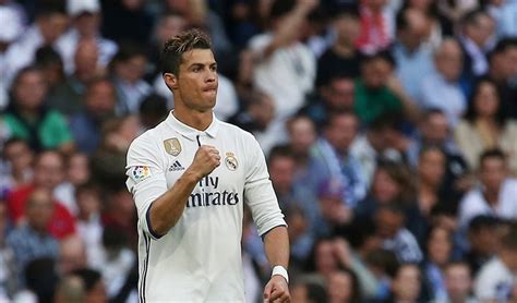 Cristiano Ronaldo Golpea Con Rabia Y Deja El Trofeo Santiago Bernabéu