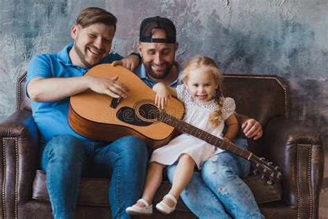 Retrato En Estudio De Padres Gay Y Su Pequeña Hija Imagen de archivo Imagen de hija