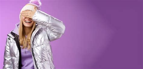 Gl Cklich Entspannt L Chelnd Attraktiv Junge Blonde Frau In Stilvoller Warmer Silberner