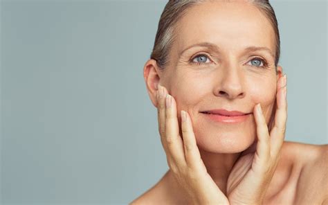 Comment maquiller une peau mature pour un résultat naturel et élégant Panamisienne