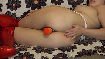 Fetiche de pies casero y masturbación anal Una morena puede follar su jugoso culo incluso con