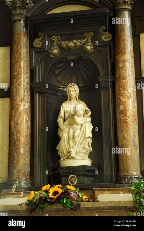 Estatua De La Virgen Mar A De Miguel Ngel Madonna Y El Ni O