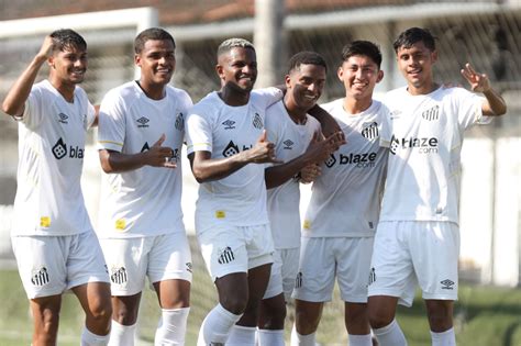 Santos FC goleia Ferroviária por 5 a 0 e é líder do grupo no Campeonato