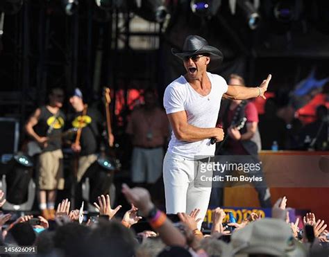 92 Kenny Chesney And Tim Mcgraw Brothers Of The Sun Tour Kick Off