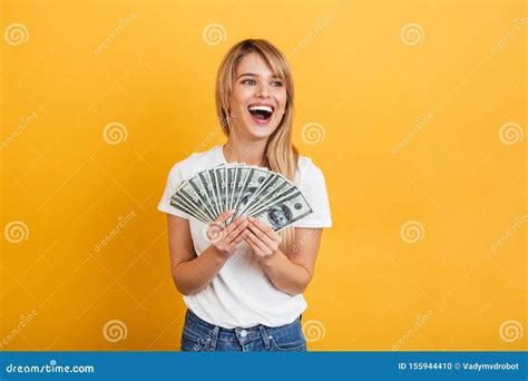 Une Jeune Femme Blonde Qui Hurle En Se Posant Isol E Sur Un Fond De Mur Jaune Habill E D Un T