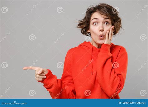 Mujer Joven De Brunette Sorprendida Con Capucha Roja Casual Posando Aislado En Un Retrato De