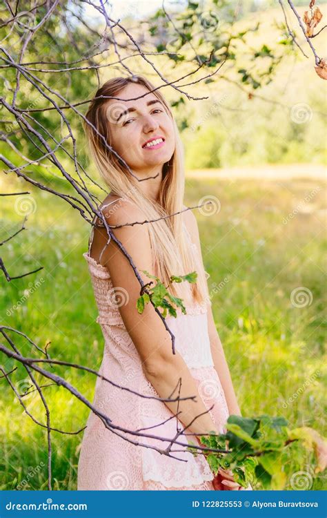 Belle Fille Blonde Sur La Pelouse Verte D T Image Stock Image Du Bonheur Fleurs