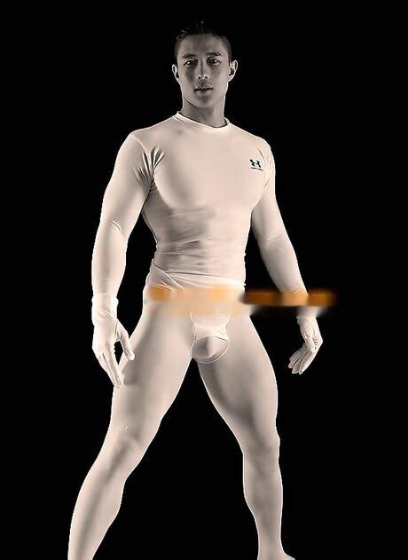 Asian Bodybuilder Peter Le Posing Naked And Showing Nice Butt