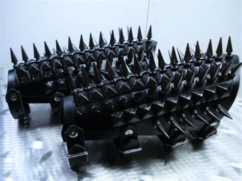 (KALMAH)..UNISEX SPIKE AND STUDS LEATHER GAUNTLET (MDLUG0172)