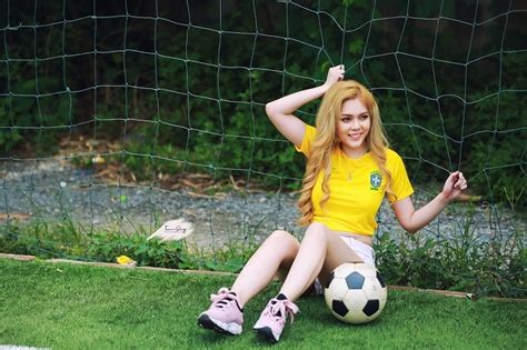 Hot girl VTV bình luận World Cup 2018 bị ném đá xuất hiện ở Quỳnh búp bê